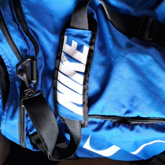Nike 11" X 22" blue and black duffle bag with adjustable shoulder strap - Picture 6 of 9